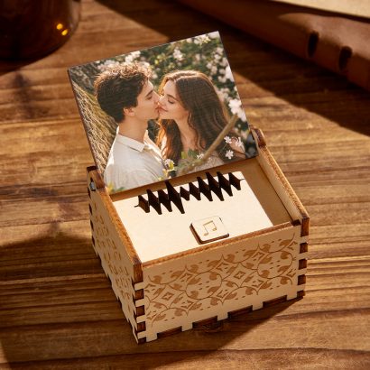 Ofereça uma caixa de música digital única com a sua voz, música ou mensagem. Personalize com foto e texto. Prenda original e memorável para qualquer ocasião.
