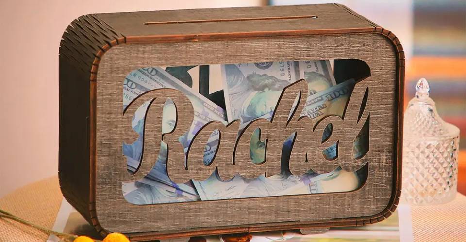 Descubra mealheiros de madeira personalizados para crianças e adultos. Presentes originais para poupança, viagens, casais e ocasiões especiais.