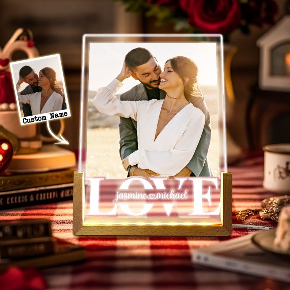 Ofereça luz e amor com esta lâmpada LED personalizada com foto e nomes. Prenda perfeita para casais no Dia dos Namorados ou aniversários especiais.