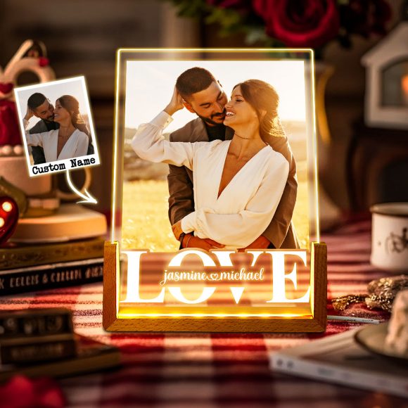 Ofereça luz e amor com esta lâmpada LED personalizada com foto e nomes. Prenda perfeita para casais no Dia dos Namorados ou aniversários especiais.