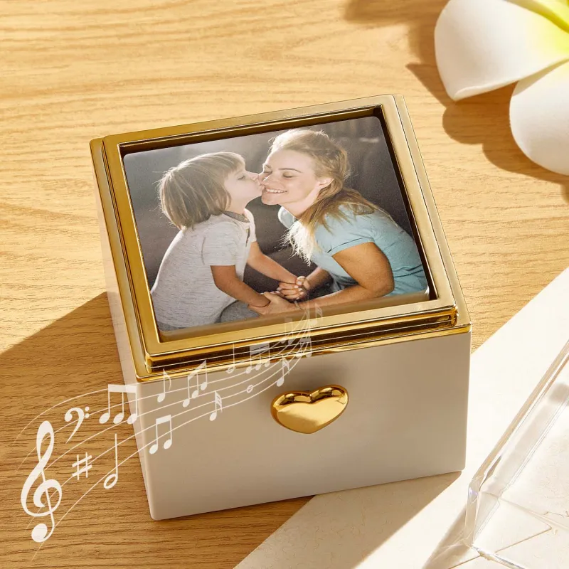 Descobre a Caixa de Música Personalizada com Foto, Texto e Música. Um presente original e emotivo para o Dia da Mãe, aniversários ou datas especiais. Personaliza já na Prendas Originais.