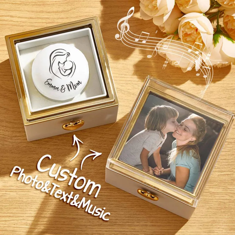 Descobre a Caixa de Música Personalizada com Foto, Texto e Música. Um presente original e emotivo para o Dia da Mãe, aniversários ou datas especiais. Personaliza já na Prendas Originais.