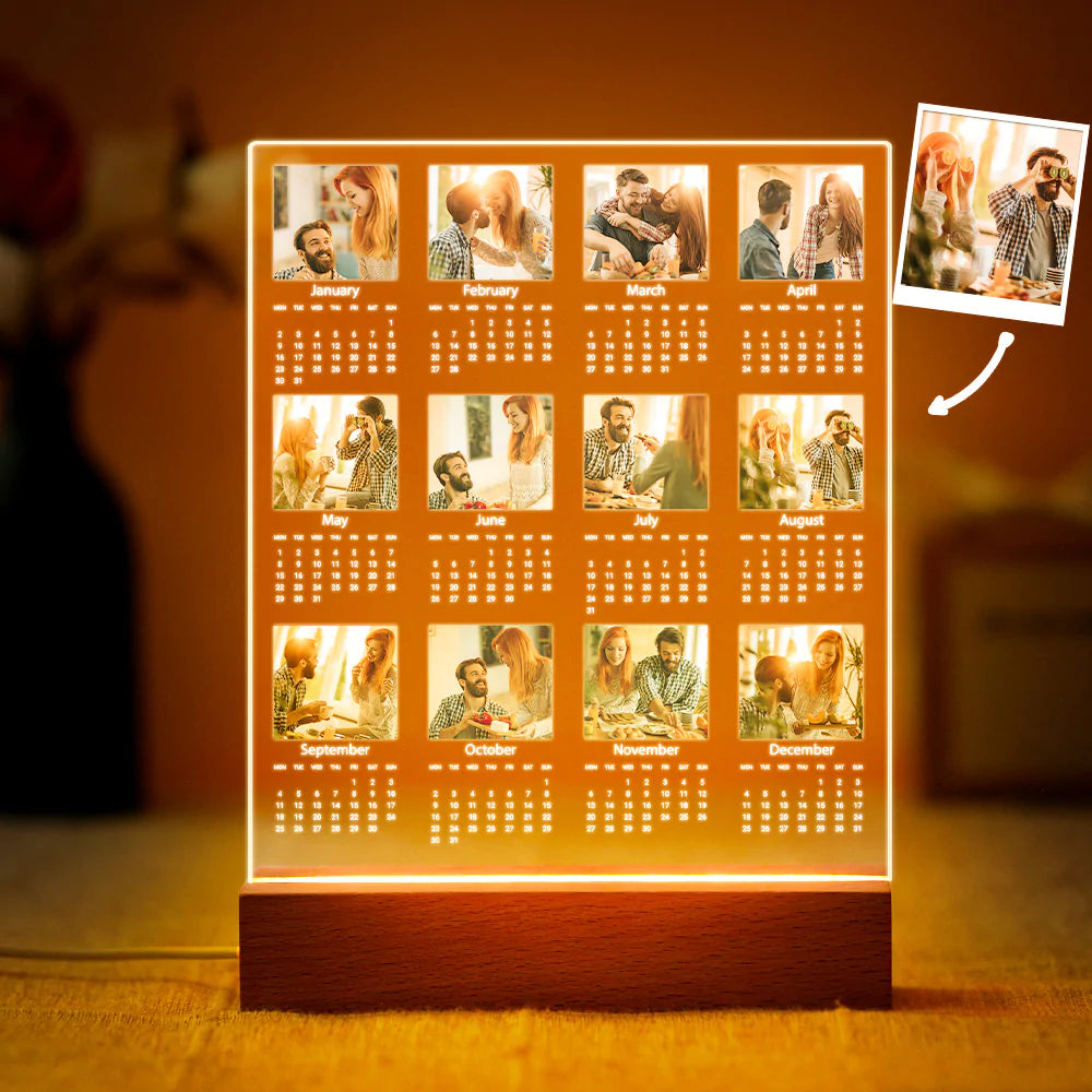 Cria uma Lâmpada LED com 12 fotos e calendário anual. Ilumina memórias com um presente único da Prendas Originais. Personaliza já online!