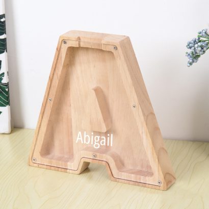 Mealheiro personalizado em forma de letra com nome gravado. Feito em madeira com frente acrílica. Prenda original para crianças e decoração encantadora.