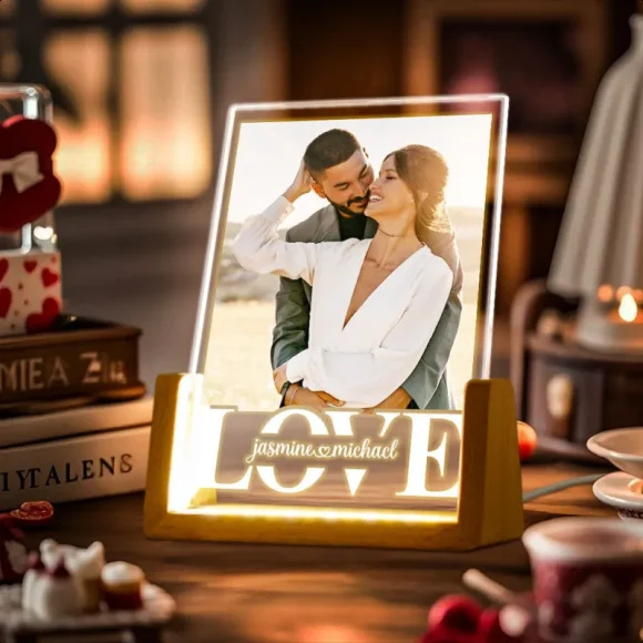 Ofereça luz e amor com esta lâmpada LED personalizada com foto e nomes. Prenda perfeita para casais no Dia dos Namorados ou aniversários especiais.