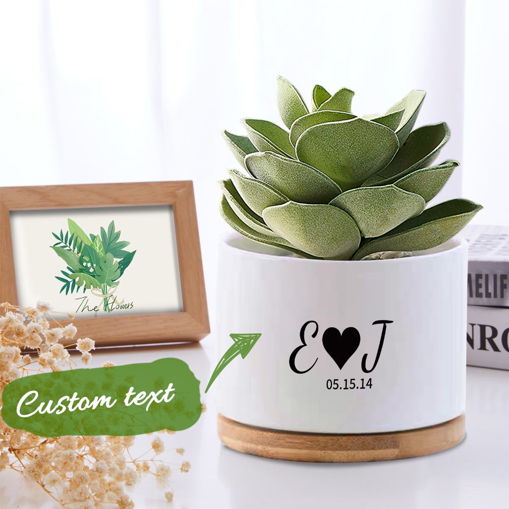 Surpreenda com um vaso de cerâmica personalizado com nome, data ou frase. Ideal para suculentas e plantas pequenas. Prenda original para qualquer ocasião.