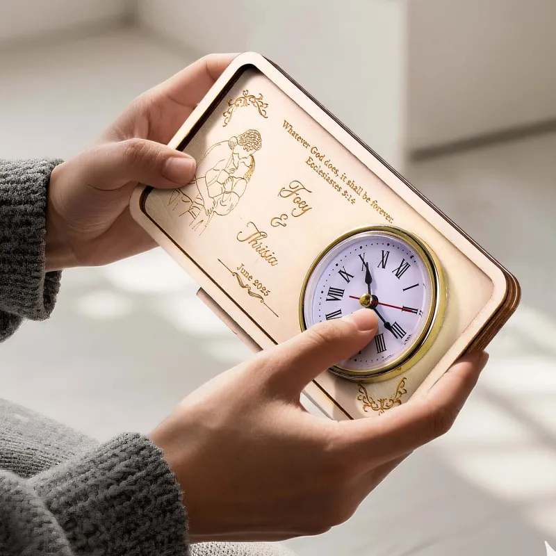 Descubra o presente perfeito com o nosso Relógio de Madeira Personalizado com Foto e Texto. Ideal para casamentos e aniversários. Personalize com nomes, datas e frases especiais.