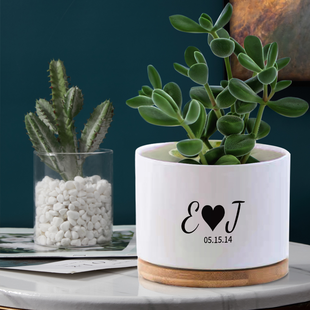 Surpreenda com um vaso de cerâmica personalizado com nome, data ou frase. Ideal para suculentas e plantas pequenas. Prenda original para qualquer ocasião.