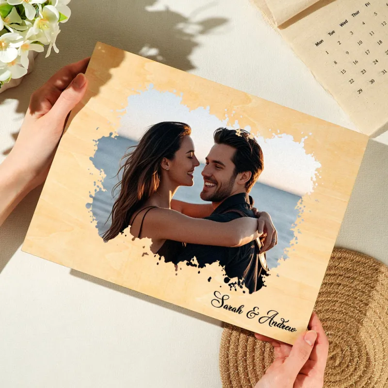 Surpreenda com uma moldura personalizada em madeira com impressão de foto e estilo aguarela. Um presente original e emotivo para casais e ocasiões especiais.