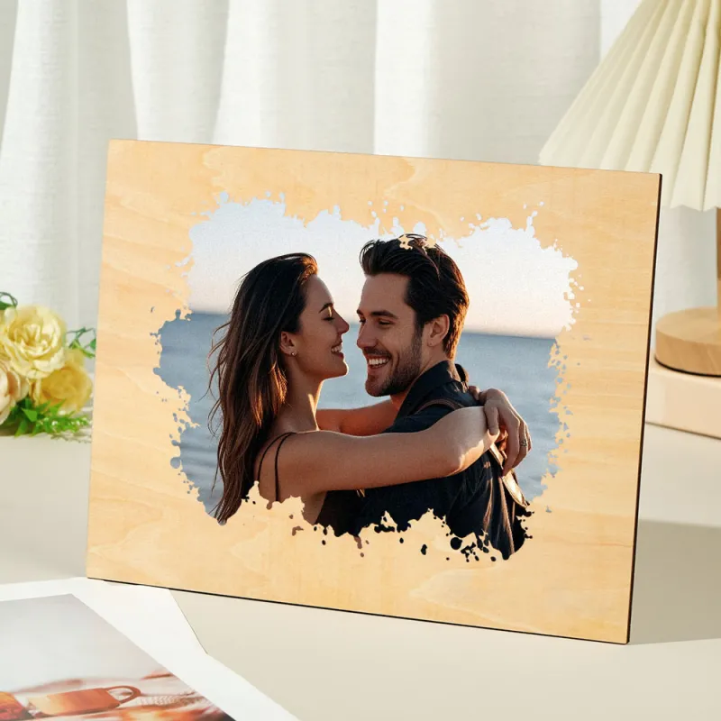Surpreenda com uma moldura personalizada em madeira com impressão de foto e estilo aguarela. Um presente original e emotivo para casais e ocasiões especiais.