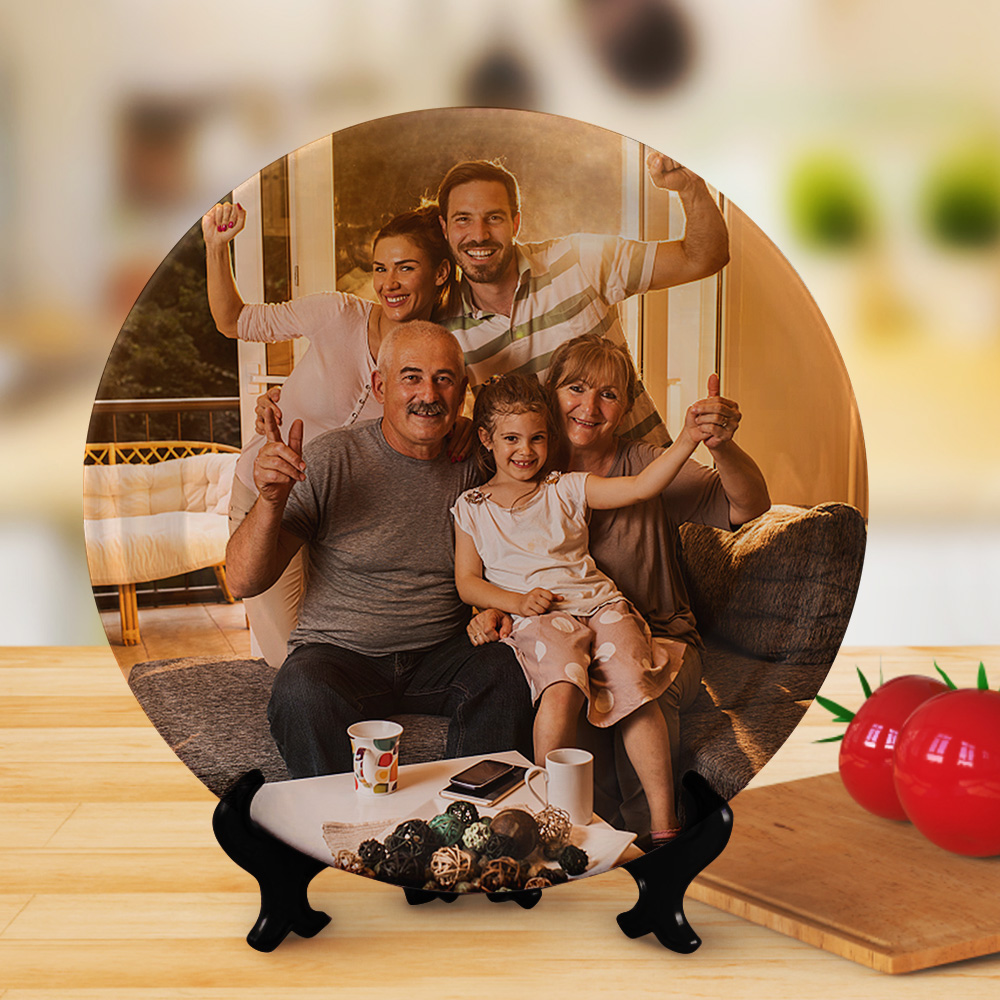 Cria uma prenda única com este prato de cerâmica personalizado com foto. Ideal para o Dia da Mãe, casamentos ou decoração. Só na Prendas Originais.