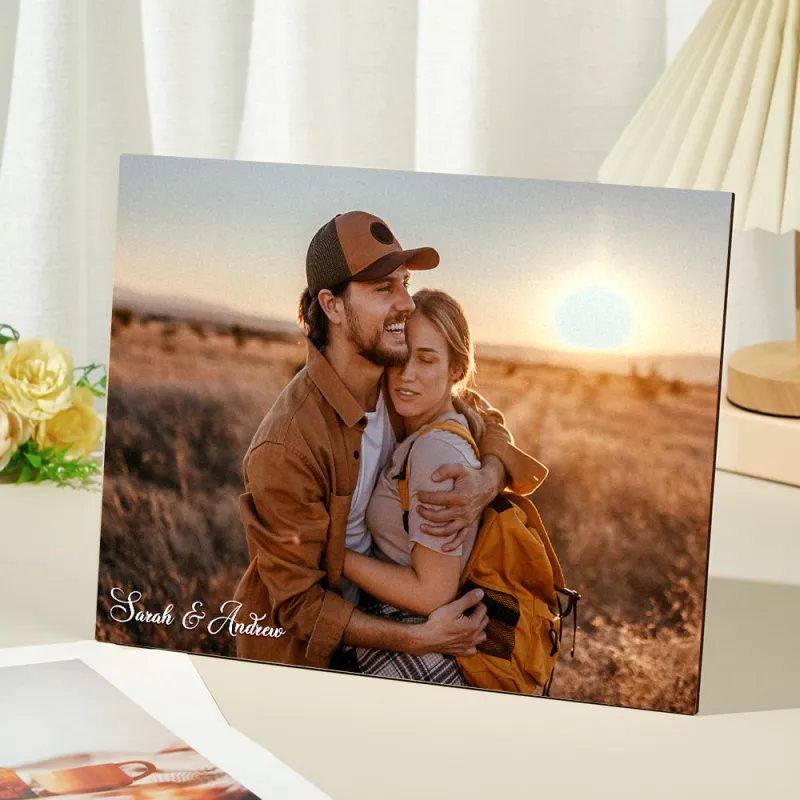 Surpreenda com uma moldura personalizada em madeira com impressão de foto e estilo aguarela. Um presente original e emotivo para casais e ocasiões especiais.