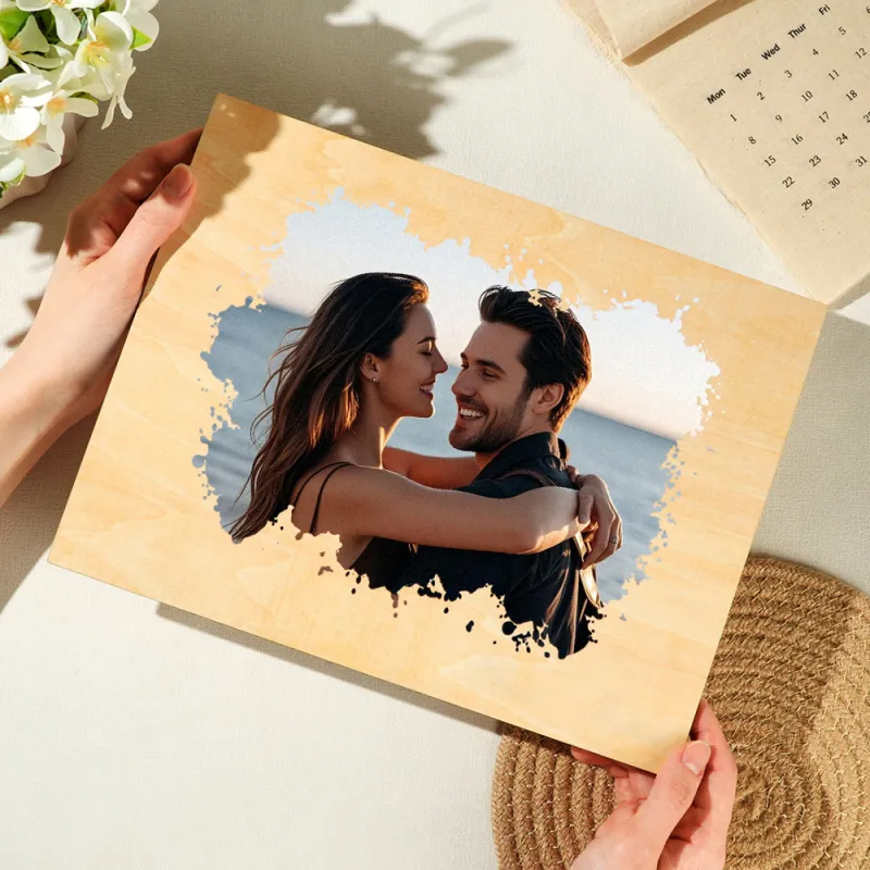 Surpreenda com uma moldura personalizada em madeira com impressão de foto e estilo aguarela. Um presente original e emotivo para casais e ocasiões especiais.