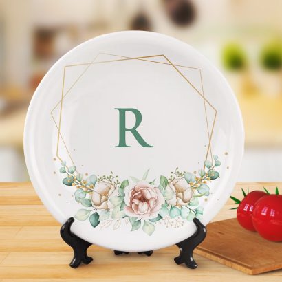 Oferece um presente único com este prato personalizado com inicial e flores. Ideal para casamentos, Dia da Mãe ou decoração. Exclusivo da Prendas Originais.