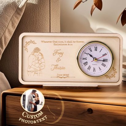 Descubra o presente perfeito com o nosso Relógio de Madeira Personalizado com Foto e Texto. Ideal para casamentos e aniversários. Personalize com nomes, datas e frases especiais.