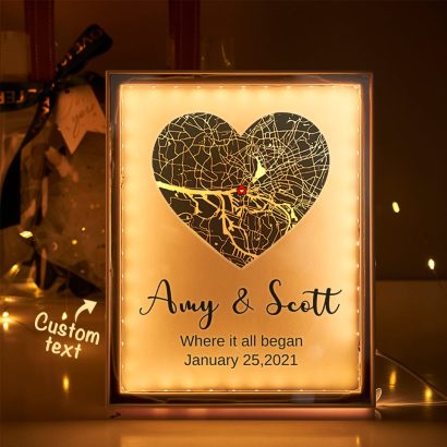 Crie uma lâmpada LED com mapa personalizado, nomes e data. Um presente romântico e original para casais, perfeito para celebrar momentos especiais à distância.