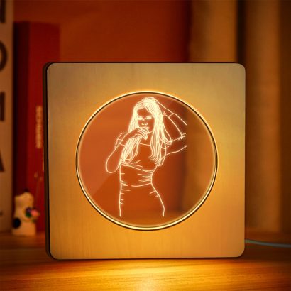 Descubra a Lâmpada Personalizada com Foto Gravada em Acrílico e Base de Madeira. Uma prenda original, perfeita para iluminar memórias especiais com um toque único e emocional. Ideal para aniversários, Dia da Mãe ou datas românticas.