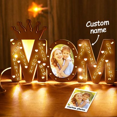 Surpreenda a sua mãe com uma lâmpada LED personalizada com foto e nome. Um presente emotivo e original, ideal para o Dia da Mãe ou aniversários. Descubra já na Prendas Originais.