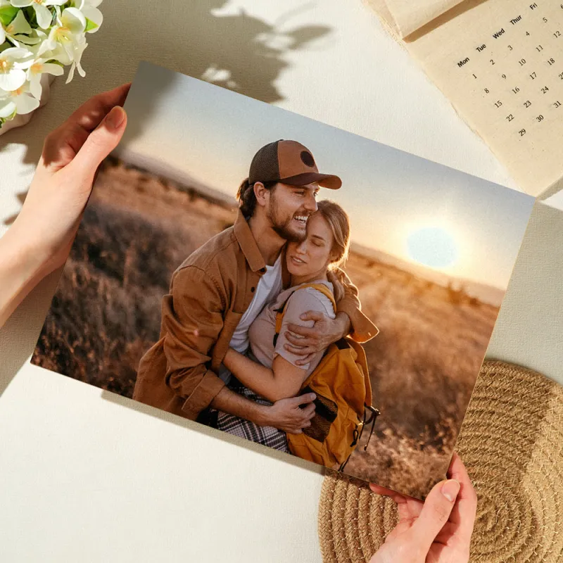 Surpreenda com uma moldura personalizada em madeira com impressão de foto e estilo aguarela. Um presente original e emotivo para casais e ocasiões especiais.