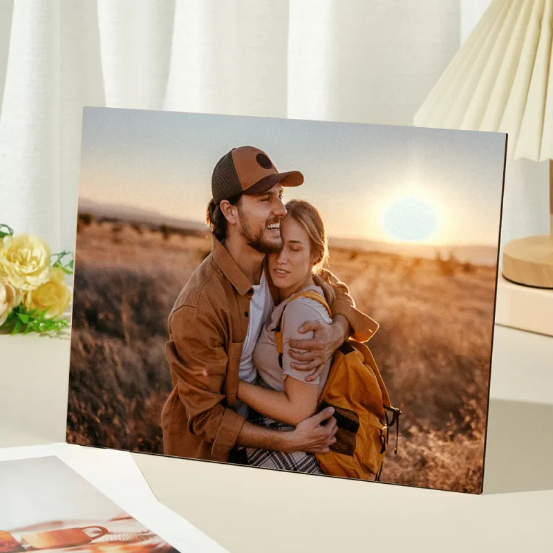 Surpreenda com uma moldura personalizada em madeira com impressão de foto e estilo aguarela. Um presente original e emotivo para casais e ocasiões especiais.
