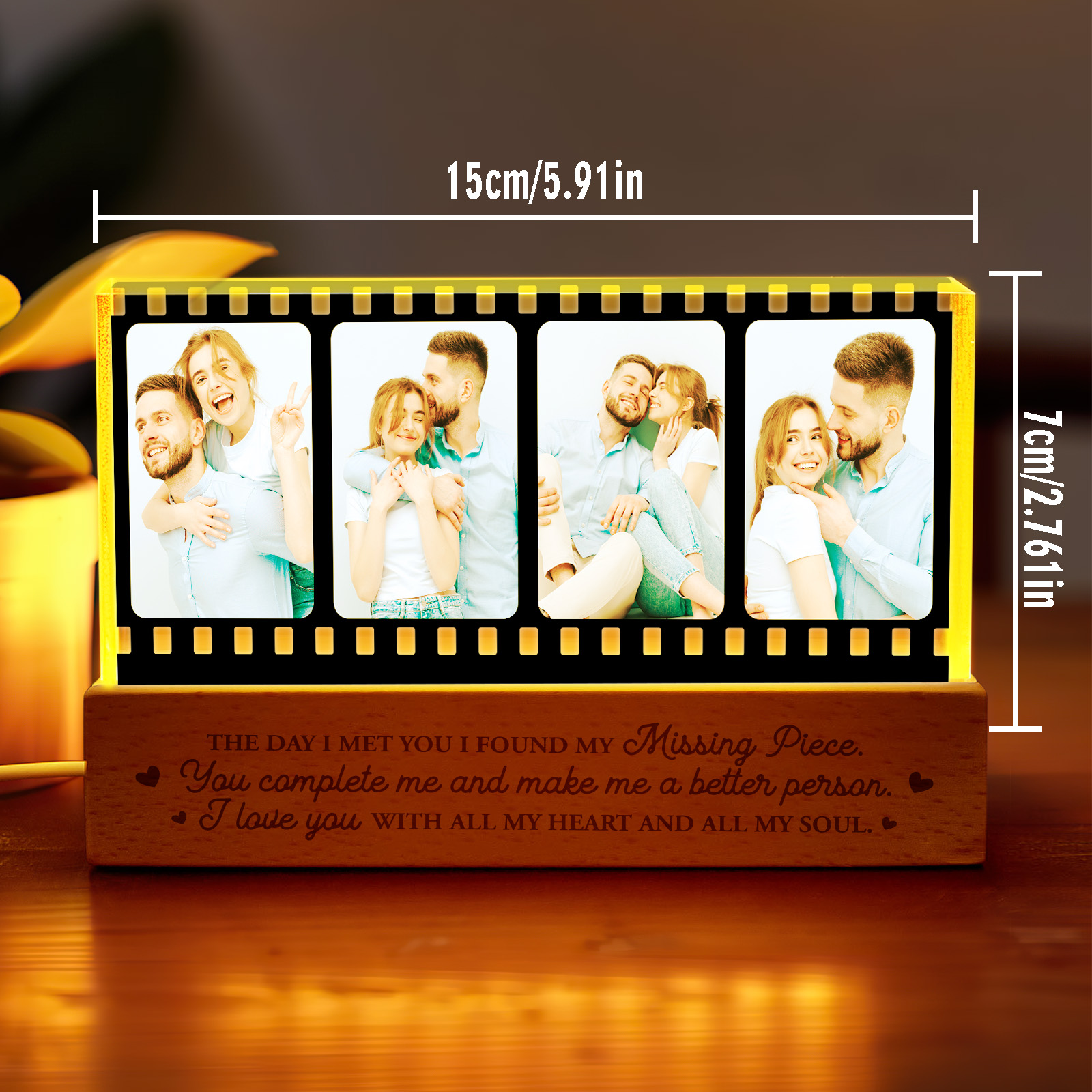 Ofereça uma Lâmpada LED Personalizada com Fotos em formato de película. Uma prenda romântica e original para casais, ideal para aniversários ou Dia dos Namorados. Crie online!