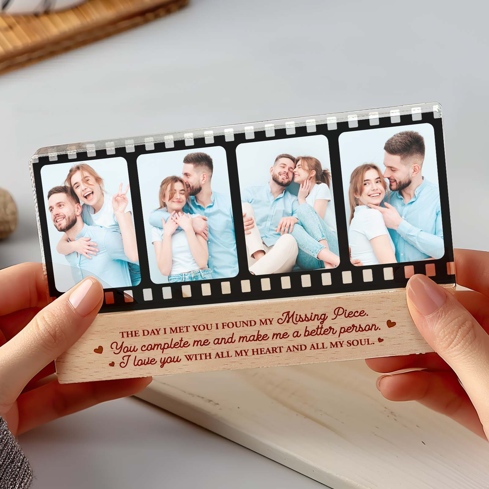 Ofereça uma Lâmpada LED Personalizada com Fotos em formato de película. Uma prenda romântica e original para casais, ideal para aniversários ou Dia dos Namorados. Crie online!