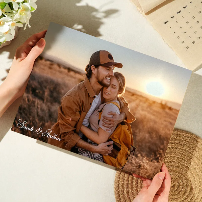 Surpreenda com uma moldura personalizada em madeira com impressão de foto e estilo aguarela. Um presente original e emotivo para casais e ocasiões especiais.