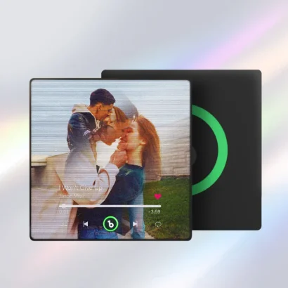 Descubra o Íman Personalizado com Música e 2 Fotos. Uma prenda original e interativa para decorar o frigorífico e celebrar momentos especiais.
