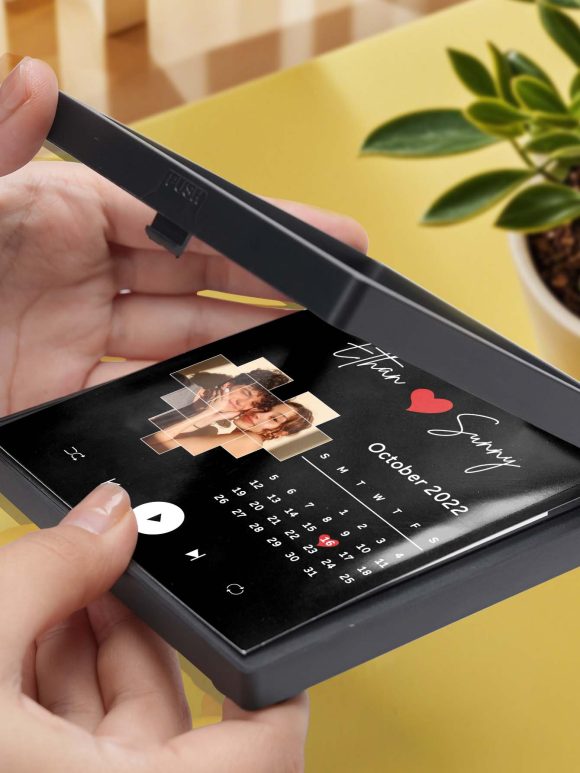 Descubra o Íman de Frigorífico Personalizado com Foto, Nome, Calendário e Música – um presente único e cheio de significado. Ideal para aniversários, datas especiais ou como recordação inesquecível.