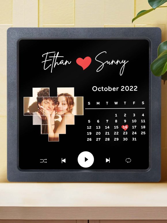 Descubra o Íman de Frigorífico Personalizado com Foto, Nome, Calendário e Música – um presente único e cheio de significado. Ideal para aniversários, datas especiais ou como recordação inesquecível.