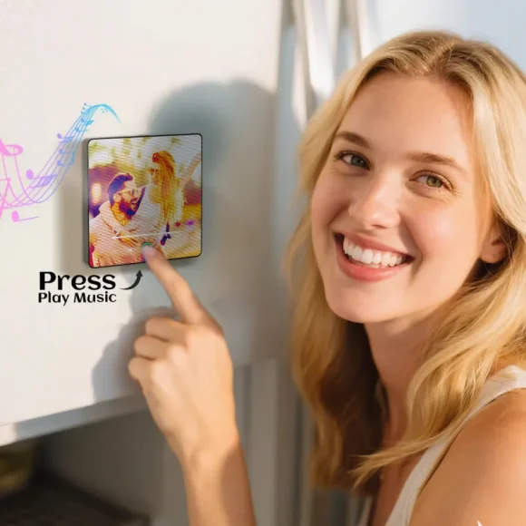 Descubra o Íman Personalizado com Música e 2 Fotos. Uma prenda original e interativa para decorar o frigorífico e celebrar momentos especiais.
