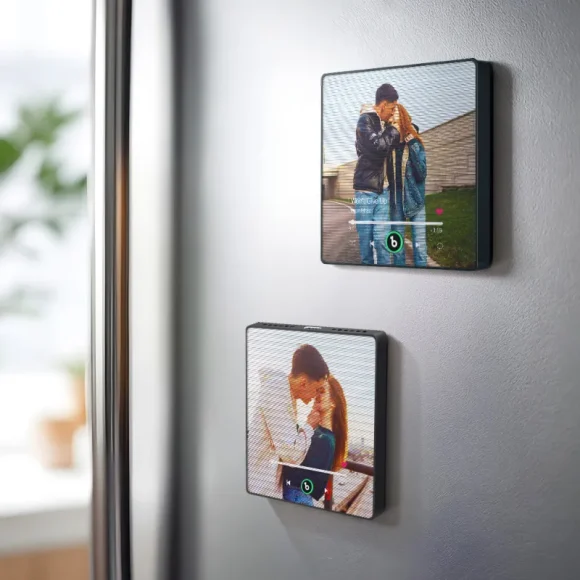 Descubra o Íman Personalizado com Música e 2 Fotos. Uma prenda original e interativa para decorar o frigorífico e celebrar momentos especiais.