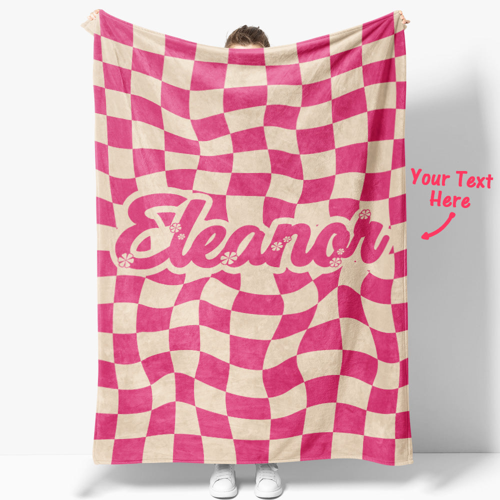 Ofereça uma manta personalizada com nome e padrão rosa quadriculado. Um presente original, suave e aconchegante, ideal para aniversários, Natal ou Dia dos Namorados.