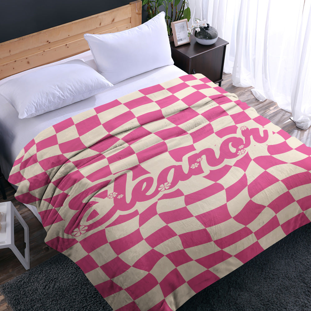 Ofereça uma manta personalizada com nome e padrão rosa quadriculado. Um presente original, suave e aconchegante, ideal para aniversários, Natal ou Dia dos Namorados.