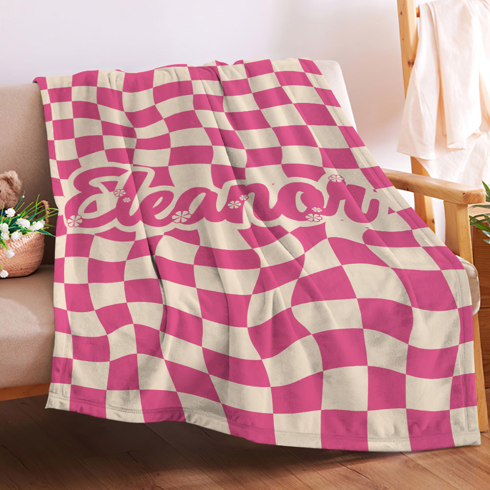 Ofereça uma manta personalizada com nome e padrão rosa quadriculado. Um presente original, suave e aconchegante, ideal para aniversários, Natal ou Dia dos Namorados.