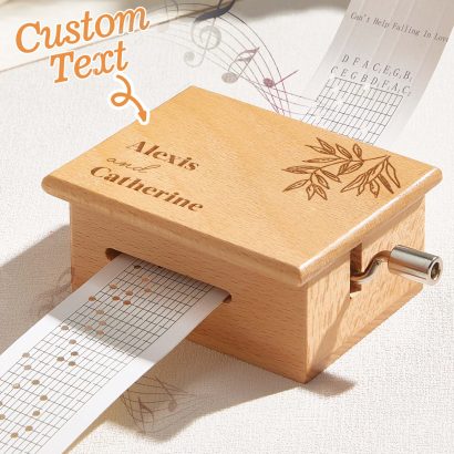 Descubra a Caixa de Música Personalizada com Manivela e gravação de texto. Um presente original e criativo para aniversários, casamentos ou ocasiões especiais. Disponível na Prendas Originais.