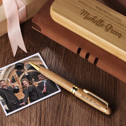 Conjunto de caneta e estojo em madeira com gravação personalizada. Um presente elegante e funcional para professores, executivos ou datas especiais.