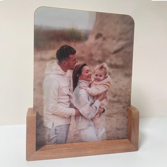Surpreenda com uma moldura personalizada que alterna entre duas fotos. Um presente original e decorativo para aniversários, casamentos e ocasiões especiais.
