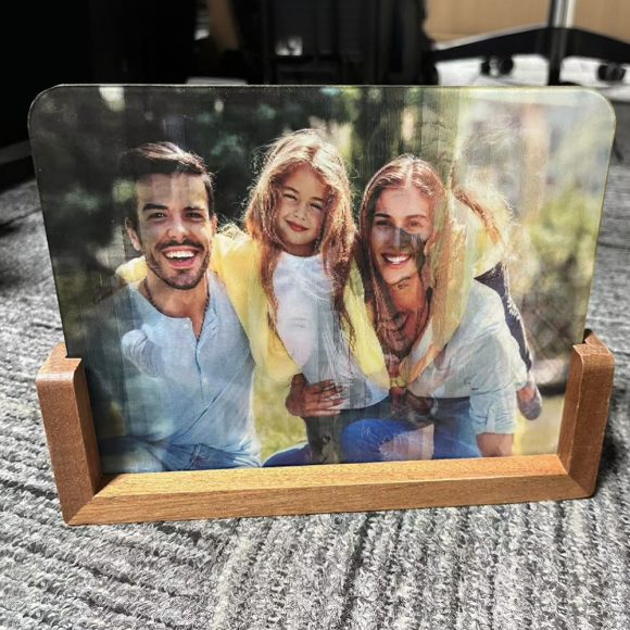 Surpreenda com uma moldura personalizada que alterna entre duas fotos. Um presente original e decorativo para aniversários, casamentos e ocasiões especiais.