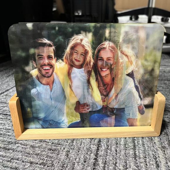 Surpreenda com uma moldura personalizada que alterna entre duas fotos. Um presente original e decorativo para aniversários, casamentos e ocasiões especiais.
