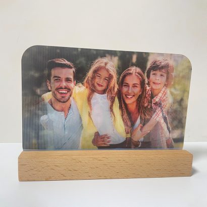 Surpreenda com uma moldura personalizada que alterna entre duas fotos. Um presente original e decorativo para aniversários, casamentos e ocasiões especiais.