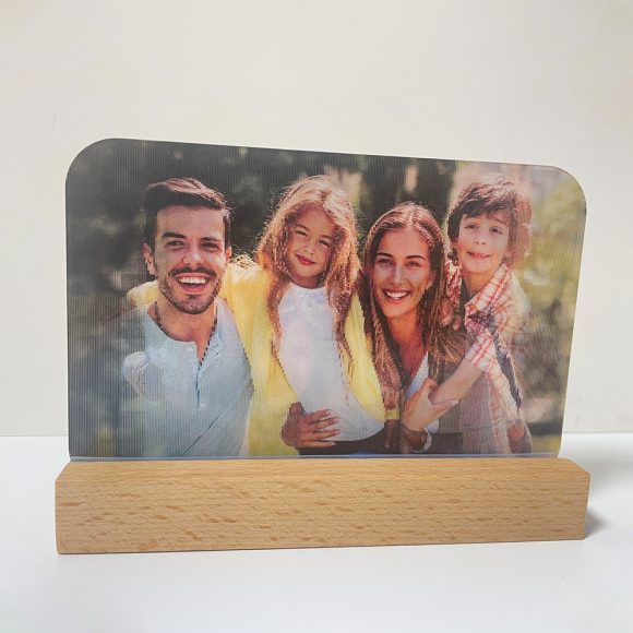 Surpreenda com uma moldura personalizada que alterna entre duas fotos. Um presente original e decorativo para aniversários, casamentos e ocasiões especiais.