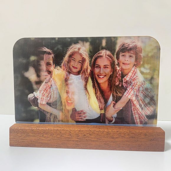 Surpreenda com uma moldura personalizada que alterna entre duas fotos. Um presente original e decorativo para aniversários, casamentos e ocasiões especiais.