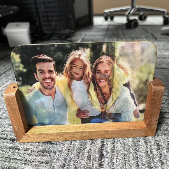 Surpreenda com uma moldura personalizada que alterna entre duas fotos. Um presente original e decorativo para aniversários, casamentos e ocasiões especiais.