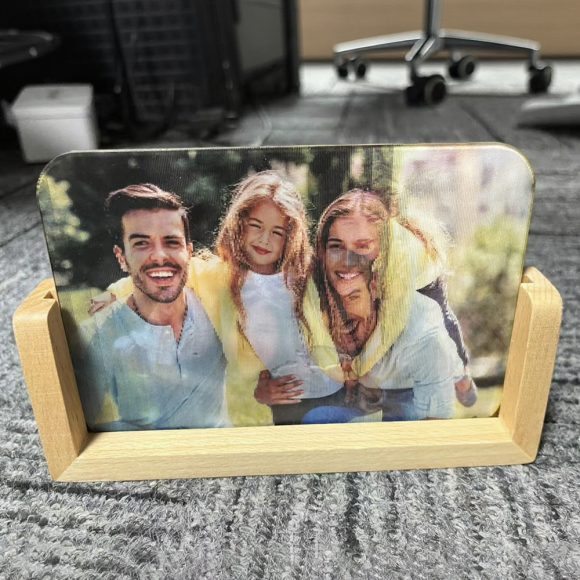 Surpreenda com uma moldura personalizada que alterna entre duas fotos. Um presente original e decorativo para aniversários, casamentos e ocasiões especiais.