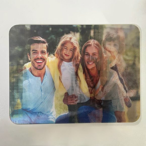 Surpreenda com uma moldura personalizada que alterna entre duas fotos. Um presente original e decorativo para aniversários, casamentos e ocasiões especiais.