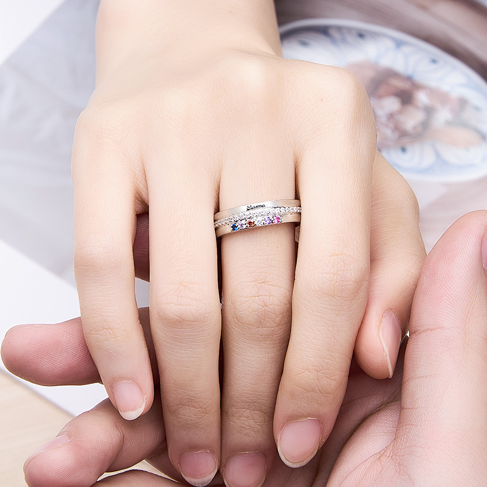 Descubra o anel personalizado com pedras de nascimento e gravação. Uma joia única e elegante — o presente perfeito para mãe, avó ou esposa.