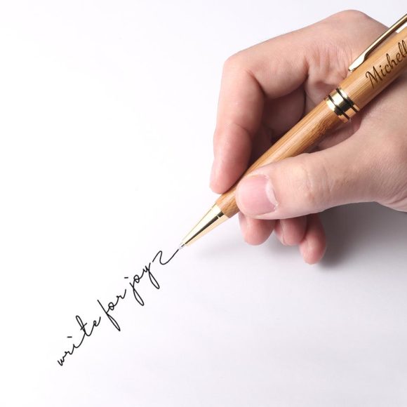 Conjunto de caneta e estojo em madeira com gravação personalizada. Um presente elegante e funcional para professores, executivos ou datas especiais.