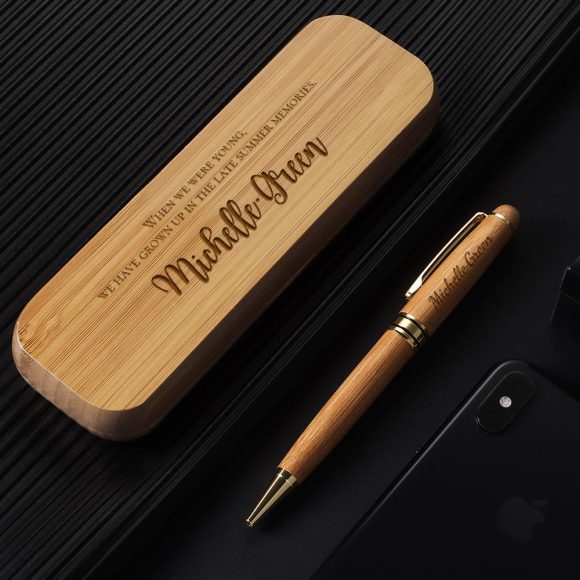 Conjunto de caneta e estojo em madeira com gravação personalizada. Um presente elegante e funcional para professores, executivos ou datas especiais.