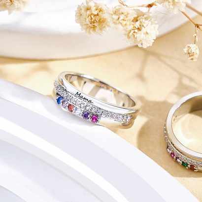 Descubra o anel personalizado com pedras de nascimento e gravação. Uma joia única e elegante — o presente perfeito para mãe, avó ou esposa.